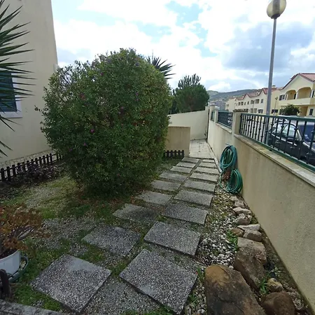 - Ou - Estacionamento A Porta